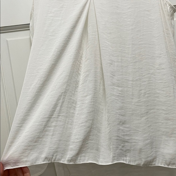 Vince Camuto White Flowy V Neck Sleeveless Blouse - Size XS - Picture 11 of 15